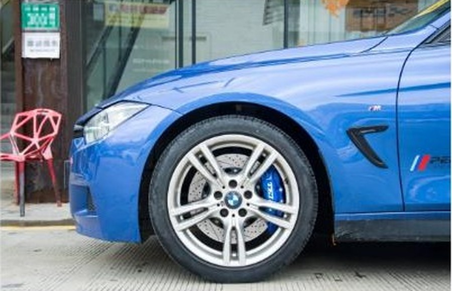 ชุดเบรก TEI ติดตั้งจริงบน BMW 3 Series สีฟ้า